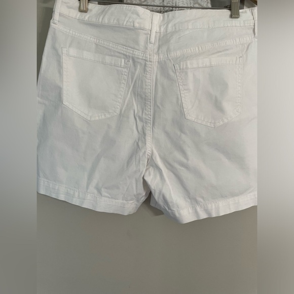 Gloria Vanderbilt women’s pleated white cotton shorts size 12 . Zip fly button. - Picture 2 of 4